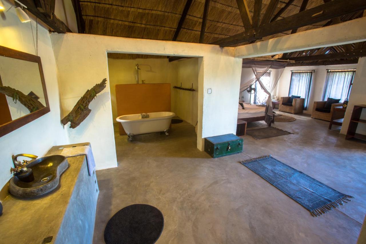 Track And Trail River Camp Kakumbi Extérieur photo